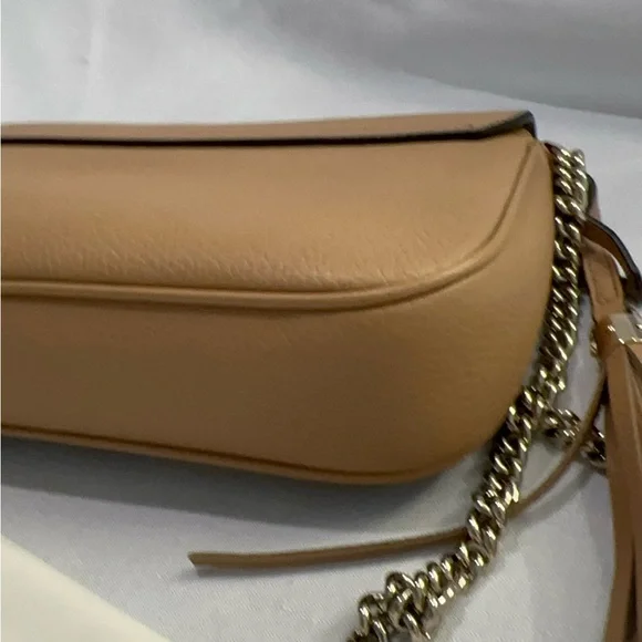 GUCCI, Tan, Beige Pebbled Calfskin Medium Soho Flap Crossbody Bag - Picture 4 of 7